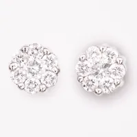 Ett par örhängen med briljantslipade diamanter 2 x ca 0,03ct, 12 x ca 0,02ct, totalt 0,30ct, kvalitet ca TW(F-G)/VS, en snurrebuss saknas, Ø 4mm, engelska kontrollstämplar, 18K vitguld Vikt: 1 g