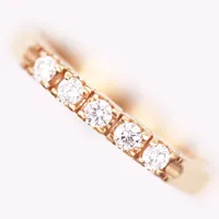 Ring, halvallians, med briljantslipade diamanter, totalt 0,15ct enligt gravyr, kvalitet ca W-TCr(H-I)/VS-SI, stl: 15¾, tillverkad av Schalins, 18K guld Vikt: 2,4 g