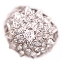 Ring med briljant-, samt åttkantsslipade diamanter, totalt ca 0,85ct, stl: 17½, 18K vitguld Vikt: 8 g