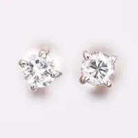 Ett par örhängen med briljantslipade diamanter 2 x ca 0,10ct, kvalitet ca TW-W(G-H)/SI, nagg, 18K vitguld Vikt: 0,9 g