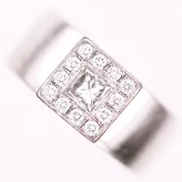 Ring med prinsesslipad diamant ca 0,35ct, samt briljantslipade diamanter 12 x ca 0,03ct, totalt ca 0,70ct, stl: 16½, 18K vitguld Vikt: 22 g