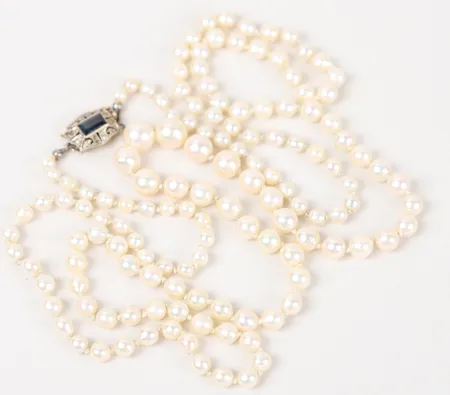 Pärlcollier med odlade saltvattenpärlor, Ø 3 -7mm, längd 82cm, lås med baguettslipad safir samt rosenslipade diamanter, 18K guld Vikt: 22,4 g