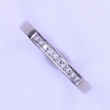 Ring med 10 diamanter totalt ca 0,10ct, stl 19½, bredd 3mm, gravyr, 18K Vikt: 3 g