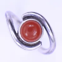 Ring med röd plastpärla, stl 15, bredd 2-12mm, silver 925/1000, Bruttovikt 3,3g Vikt: 3,3 g
