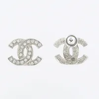 Ett par örhängen, Chanel, 10x12mm, i metall med stenar, i etui/påse, tillhörande papper, 2,3 gram