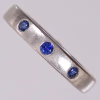 Ring med blå stenar, stl 17, bredd 3,9mm, gravyr, repig, vitguld, 18K  Vikt: 12,6 g