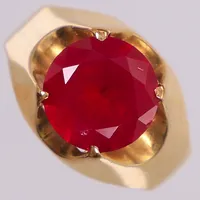 Ring med röd sten, stl 18½, bredd: 3,1-12,9mm, 14K  Vikt: 4,3 g
