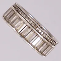 Ring med vita stenar, stl 19, bredd: 8,2mm, silver 925/1000 Vikt: 6,4 g