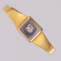 Ring med diamant ca 0,02ct, stl 16½, bredd 1,8-5,5mm, tvåfärgad, skev, 18K  Vikt: 2,4 g