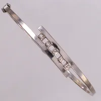 Stelt armband med diamanter 5xca 0,015ct, innermått 17cm, bredd 2,6-7,5mm, Stigbert, Heribert Engelbert AB Stockholm 1968, vitguld, repor, 18K  Vikt: 12,8 g