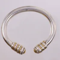 Stelt armband, öppen modell, bredd 8,2-15,4mm, detaljer i 18K, små bucklor, 925/1000 silver Vikt: 47,8 g