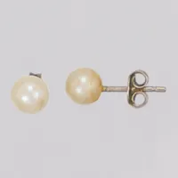Ett par örhängen med oäkta pärlor, Ø5mm, pärlorna med slitage, silver 925/1000 Vikt: 0,7 g