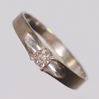 Ring vitguld med diamant 1xca0,02ct stl 16½  bredd 2-3mm, GFAB 18K  Vikt: 1,7 g