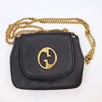 Handväska Gucci," Chain 1973 Shoulder Bag", snr. 231821 002123, svart läder, fint skick med enstaka fläck inuti i fodret, dustbag och kvitto