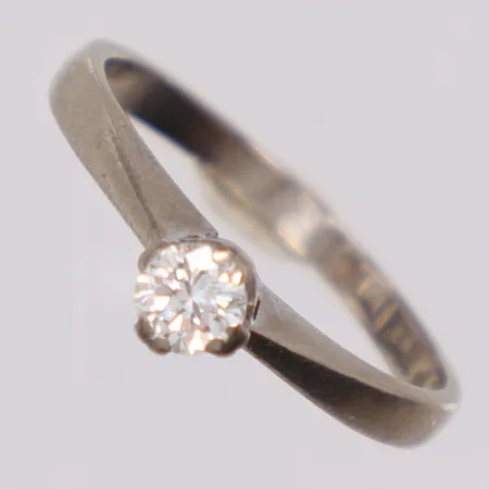 Ring i vitguld med diamant 1xca0,21ct stl 16¼ bredd 1-4mm, ÖRN (Örns Juvelatelje) Göteborg 1980, 18K Vikt: 2,5 g