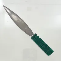 kniv med grön sten, längd 18 cm, defekt sten
