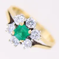 Ring med diamanter 6xca0,10ct, samt smaragd, stl 16½, bredd 2,5-10mm, infattade i vitguld, 18K Vikt: 3,2 g
