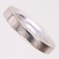 Ring med diamanter 5xca0,01ct 8/8 slipning, stl: 18, bredd: 4mm, vitguld, repig, 18K  Vikt: 14,7 g