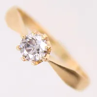 Ring med diamant ca 0,40ct enligt gravyr, kvalitet ca Tca-Ca (K-M)/Piqué, stl 17, bredd 2-5mm, 18K  Vikt: 2 g