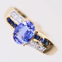 Ring med diamanter 6 x ca 0,01ct, med blå stenar, troligen safirer, samt lila/blå sten, troligen iolit, stl 19¼, bredd 2-8mm, iolit med mindre nagg, 14K  Vikt: 2,7 g