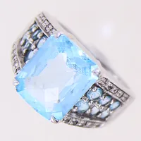 Ring med blå stenar, troligen topas, stl 17½, bredd 2-12mm, något repig, silver 925/1000  Vikt: 5,9 g