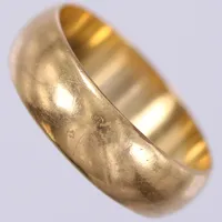 Ring, stl: 20¼, bredd: ca 7mm, gravyr, 20K Vikt: 8,4 g