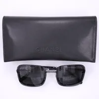 Ett par solglasögon Chanel, Ref.4244 c.108/S4, med säkerhetskedja i metall och imitationspärlor, fodral i kalvskinn 17,5cmx9cm