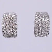 Ett par örhängen, creoler med diamanter 38x ca 0,005ct, 24 x ca 0,01ct, Ø ca 15mm, bredd: ca 5-9mm, vitguld 18K  Vikt: 7,8 g
