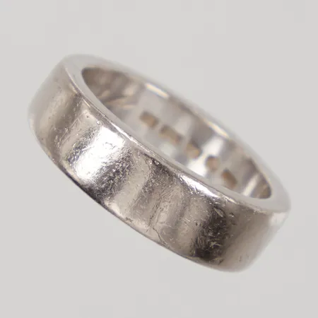 Ring, Efva Attling, stl 18½, bredd 6mm, gravyr, repor, vitguld, 18K Vikt: 14,5 g