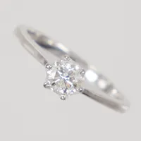 Ring, stl 15½, bredd 1,9-5mm, briljantslipad diamant 1x ca 0,40ct enligt gravyr, inneslutning som når ytan, vitguld, 18K Vikt: 2,8 g