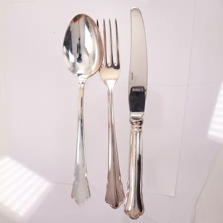 En uppsättning bestick i tre delar, SABE modell Chippendale, längd 18-20cm, i originalförpackning, blad på kniv i rostfritt stål, silver 830/1000 Bruttovikt: 128,3g Vikt: 128,3 g