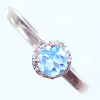 Ring med blå topas samt diamanter 0,04ct, stl 16½, bredd 2-7mm, vitguld, 18K Vikt: 2,9 g