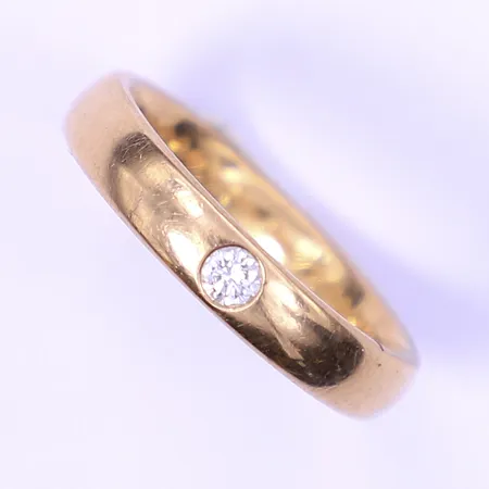 Ring med diamant, totalt ca 0,10ct, stl 17¼, bredd 4mm, gravyr, 18K Vikt: 6 g