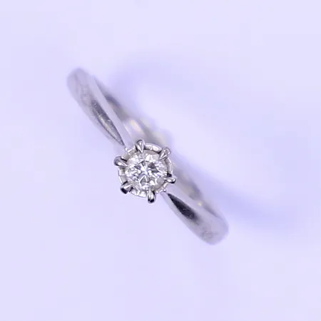 Ring med diamant totalt ca 0,15ct, stl 16¾, bredd 2-5mm, 18K Vikt: 3,3 g