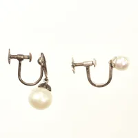 Två udda örhängen, pärlor, silver  Vikt: 2,2 g