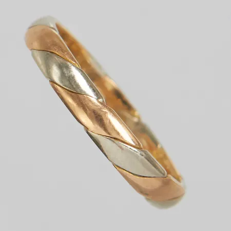 Ring, tvinnad trefärgad, Ø18, bredd:3mm, gravyr, vitguld/rödguld/roséguld, 18K. Vikt: 3 g