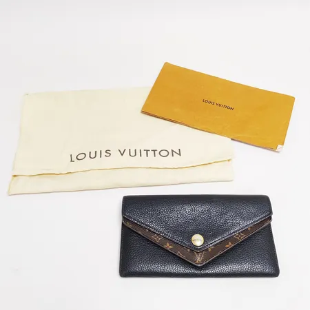 Plånbok Louis Vuitton Porte Feuille Double V, 10,5 x 19cm, ref: M64319, serienr: CA2198 dustbag, kvitto Köpenhamn 2018-10-24, normalt bruksslitage, slitage på metallknapp, stänger ej helt, dustbag, inga övriga tillbehör.Visas hos Pantbanken Östermalm, Storgatan 8, Stockholm. Vikt: 0 g