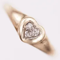 Ring med diamanter ca 3x0,005ct, stl: 16 ¾, bredd ca 2-6mm, 14K Vikt: 1,3 g