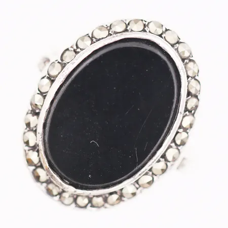 Ring med onyx & markasiter, stl: 16 ¾, svensk importstämpel, fattning i silver, skena 18K Vikt: 4,1 g