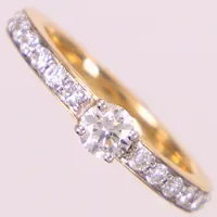Ring med diamanter ca 0,47ctv, stl 16, bredd 4,5mm, GHA, 18K  Vikt: 3,6 g