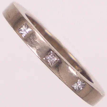 Ring med prinsesslipade diamanter 3x ca 0,05ct, stl 16½, bredd 2,8mm, Efva Attling, vitguld, gravyr, repig, 18K  Vikt: 7,8 g