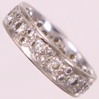 Helallians ring med diamanter 12xca0,05ct, 24xca0,01ct, stl 16¼, bredd 5mm, vitguld, ostämplad, 18K  Vikt: 4,6 g