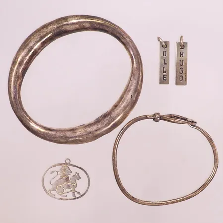 2st armband och 3st hängen, gravyr, bucklig, defekt, saknar ögla, silver  Vikt: 50,5 g