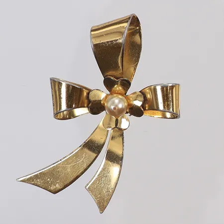Brosch med imitationspärla, ca 45x30mm, stämplad Coro, importstämpel, påtagligt brukslitage, förgyllt silver 925/1000 Vikt: 5,6 g