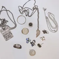 Diverse silver, med stenar, defekt, gravyr 830-925/1000 Vikt: 36,4 g