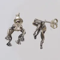 Ett par örhängen med grodor 12x20mm, silver 925/1000 Vikt: 4 g