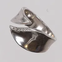 Ring med vita stenar stl 17½ bredd 5-11mm, silver 925/1000 Vikt: 7,2 g