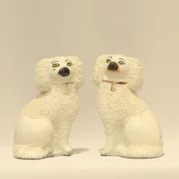 Ett par Figuriner Engelska hundar, efter engelsk förlaga (troligen södra europa eller England, omärkta), troligen flintgods, bemålade, 1900-talets första hälft,med krackeleringar, slitage och små nagg 