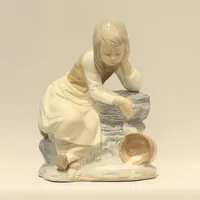 Figurin i porslin Flicka, Nao höjd 22cm, 1900-tal