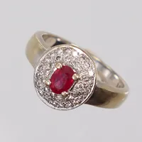 Ring med diamanter 34 x ca 0,01ct, några möjligen syntetiska, samt röd sten möjligen rubin, stl 17, bredd 2,5-11mm, slitage, i behov av omrodiering, vitguld 18K Vikt: 5,7 g